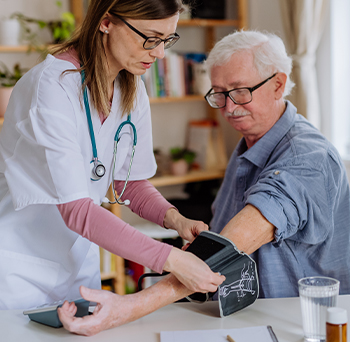 Yaşlı Bireyler İçin Evde Güvenli Bakım İpuçları